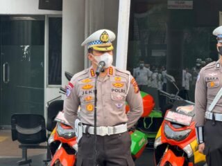 Pagi ini, Dirlantas Polda Riau Berikan Penghargaan Kepada 13 Personel Ditlantas Polda Riau Yang Berprestasi
