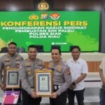 Sukses Ungkap Sindikat SIM Palsu, Dirlantas Polda Riau Beri Penghargaan Kepada Kapolres, Kasat Lantas Dan Kasat Reskrim Polres Siak