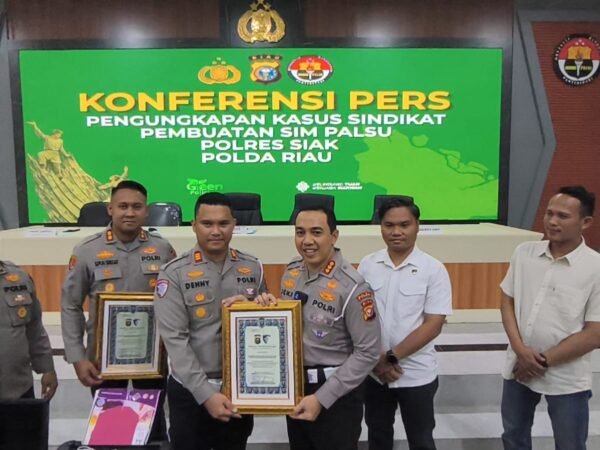 Sukses Ungkap Sindikat SIM Palsu, Dirlantas Polda Riau Beri Penghargaan Kepada Kapolres, Kasat Lantas Dan Kasat Reskrim Polres Siak