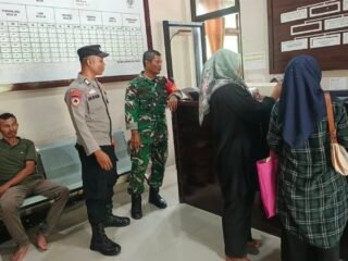 Wujud Kepedulian, Babinsa Dampingi Warga Paya Seunara Urus Surat Izin Usaha