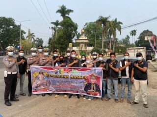 Polres Kuansing Bersama Dubalang Kuantan Bagikan Masker Di Tengah Kabut Asap