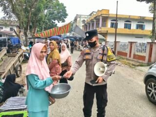 Polsek Benai Bagikan Masker Kepada Masyarakat Di Pasar Benai