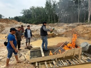 Polres Kuansing Tertibkan Dua Rakit PETI Di Muara Lembu