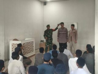 Babinsa Kuta Ateuh Sosialisasikan Pendaftaran TNI ke Santri Pondok Pesantren
