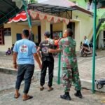 Gotong Royong Penuh Semangat: Babinsa Keuneukai Bantu Bongkar Tenda & Rapikan Lingkungan Tempat Ibadah