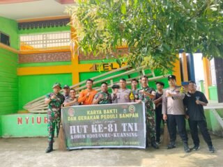 Polsek Cerenti Bersama TNI Dan Masyarakat Gotong Royong Bersihkan Tribun Nyiur Melambai