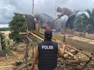Polres Kuansing Tertibkan PETI Di Muara Lembu, Tiga Rakit Dimusnahkan