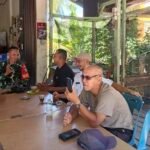 Jalin Sinergi Keamanan: Babinsa Aneuk Laot Bersama Bhabinkamtibmas Komsos dengan Tokoh Pemuda