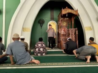 Usai Sholat Jumat, Kapolsek Perhentian Raja Ingatkan Jemaah : Jauhi Bakar Lahan, Itu Bisa Dipidana