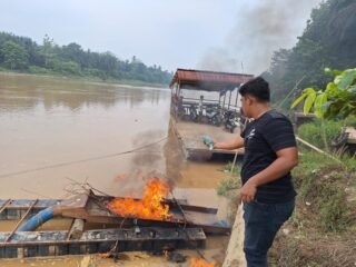 Jajaran Polsek Polres Kuansing Musnahkan 14 Rakit PETI Di Empat TKP