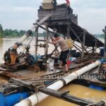 Polres Kuansing Tindak Lanjuti Layanan 110, Empat Rakit PETI Di Sungai Kuantan Dirusak