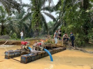 Polsek Singingi Tertibkan Rakit PETI Di Muara Lembu, Satu Rakit Stingkai Dirusak Dan Dibakar