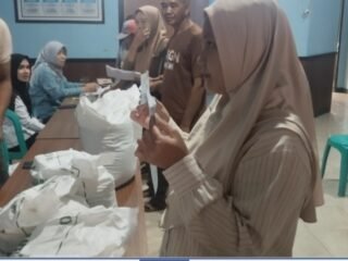 Pemdes Pamuruyan Salurkan Bantuan Beras, Setiap KPM Terima 3 Karung