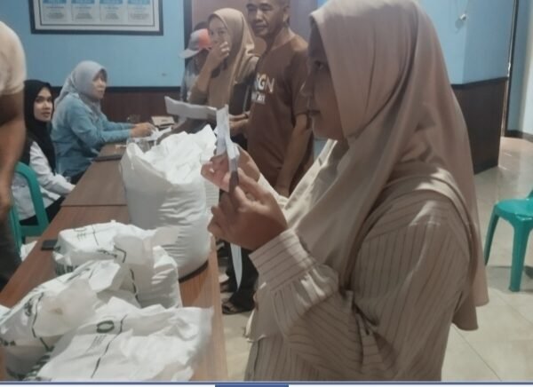 Pemdes Pamuruyan Salurkan Bantuan Beras, Setiap KPM Terima 3 Karung