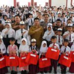 Ringankan Beban Wali Murid, Bupati Arie Serahkan 8.864 Stel Seragam Sekolah Gratis bagi Siswa SD dan SMP   