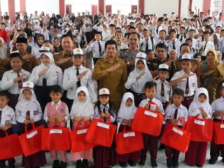 Ringankan Beban Wali Murid, Bupati Arie Serahkan 8.864 Stel Seragam Sekolah Gratis bagi Siswa SD dan SMP   