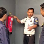 Perkuat Keamanan, Petugas Rutan Pekanbaru Laksanakan Patroli Dan Pengecekan Sarana Pengamanan