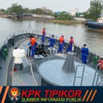Prakiraan Cuaca Buruk Gelombang Tinggi Terjang Perairan, Armada Kepolisian Tembus Badai Bantu Basarnas Cari Korban KM Virgo Transport 8