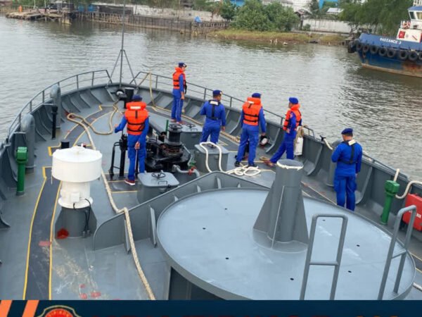 Prakiraan Cuaca Buruk Gelombang Tinggi Terjang Perairan, Armada Kepolisian Tembus Badai Bantu Basarnas Cari Korban KM Virgo Transport 8