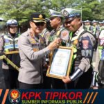 Hari Lalu Lintas Bhayangkara ke-71, Polresta Banyuwangi Beri Penghargaan kepada Personel Berprestasi
