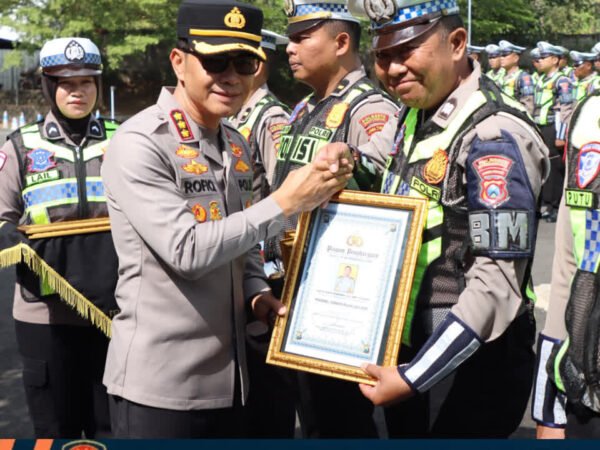 Hari Lalu Lintas Bhayangkara ke-71, Polresta Banyuwangi Beri Penghargaan kepada Personel Berprestasi