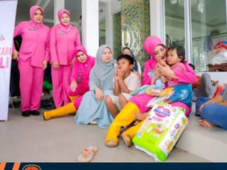 HKGB ke-74, Bhayangkari Sumbar Hadir Berikan Bantuan bagi Warga Terdampak Banjir Bandang