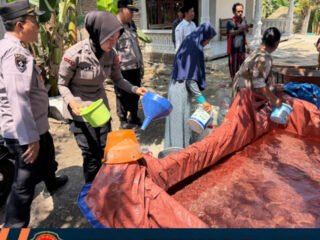 Tanggap Darurat Kekeringan, Polres Bojonegoro Pasok Air Bersih ke Kecamatan Dander