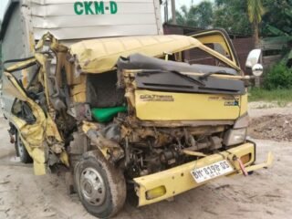 Tabrakan Beruntun Di Jalan Lintas Garuda Sakti - Petapahan KM 9 Yang Melibatkan 3 Unit Mobil Colt Diesel Ringsek