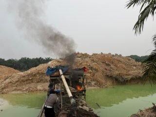Polsek Singingi Hilir Tertibkan Dua Rakit PETI Di Desa Petai, Langsung Dimusnahkan