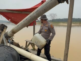 Polsek Singingi Hilir Tertibkan PETI Di Tanjung Pauh, Satu Rakit Dompeng Dimusnahkan