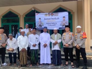 Polres Sabang Berbagi di Jum'at Berkah, Bagikan Nasi Kotak dan Minuman kepada Masyarakat. 