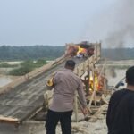 Polsek Kuantan Mudik Musnahkan 2 Rakit PETI Di Desa Pantai