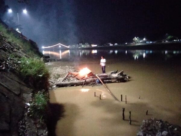Polsek Kuantan Tengah Tindak PETI Manual Di Tepian Narosa, 4 Papan Asbuk Dimusnahkan