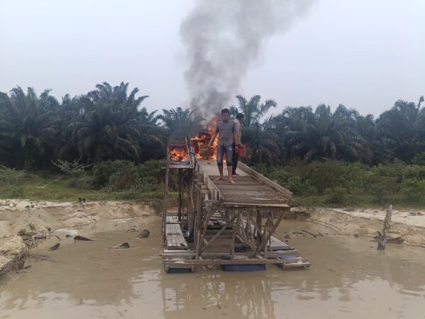 Polsek LTD Tertibkan Aktivitas PETI Di Aliran Sungai Jake, Satu Dompeng Dimusnahkan