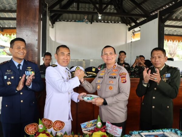 Kapolres Sabang Serahkan Nasi Tumpeng di HUT TNI ke-81, dan Perkuat Sinergitas Polri-TNI