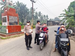 Polsek Benai Bagikan Masker Kepada Masyarakat Di Tengah Kualitas Udara Kurang Baik