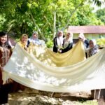 Tak Sekadar Berkunjung, Nuri Farisal Ikut Praktik Ecoprint dari Awal hingga Jadi