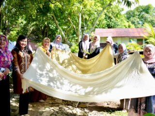 Tak Sekadar Berkunjung, Nuri Farisal Ikut Praktik Ecoprint dari Awal hingga Jadi