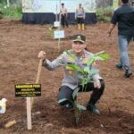 TNI-Polri Bersama Buruh Tanam 20 Ribu Pohon Di Siak, Kabaharkam Tekankan Polisi Bersama Masyarakat