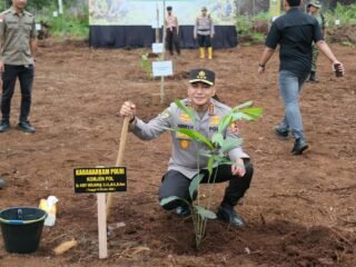 TNI-Polri Bersama Buruh Tanam 20 Ribu Pohon Di Siak, Kabaharkam Tekankan Polisi Bersama Masyarakat