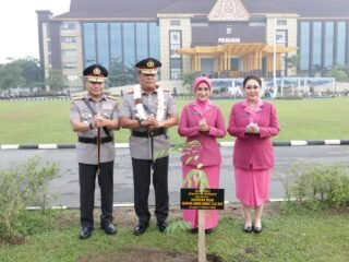 Kental Nuansa Melayu, Kapolda Riau Irjen Pol Arman Achdiat Awali Tugas Dengan Tepuk Tepung Tawar