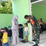 Babinsa Ujong Kareung Dukung Posyandu, Jaga Tumbuh Kembang Balita dan Pertahankan Nol Kasus Stunting