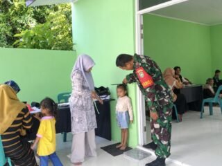 Babinsa Ujong Kareung Dukung Posyandu, Jaga Tumbuh Kembang Balita dan Pertahankan Nol Kasus Stunting