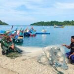 Jaring Siap, Nelayan Kembali Melaut! Babinsa Krueng Raya Bantu Perbaiki Alat Tangkap Ikan