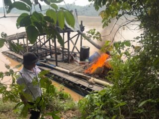 Polsek Cerenti Tindak PETI Di Sungai Batang Kuantan, Satu Rakit Dibakar