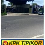 DARURAT PENGAWASAN! DINDING PENGAMAN JALAN PROVINSI DIDUGA DIBONGKAR DI KEMBIRITAN, BANYUWANGI — APARAT WAJIB BERTINDAK!