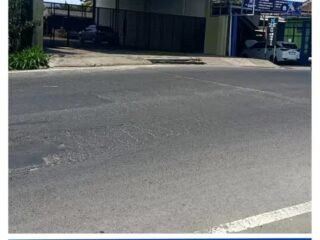 DARURAT PENGAWASAN! DINDING PENGAMAN JALAN PROVINSI DIDUGA DIBONGKAR DI KEMBIRITAN, BANYUWANGI — APARAT WAJIB BERTINDAK!