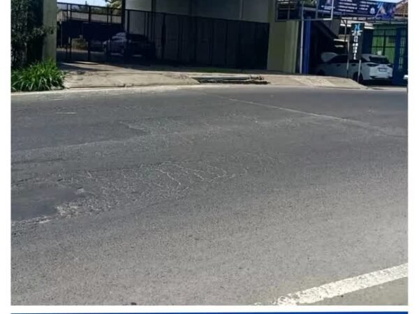 DARURAT PENGAWASAN! DINDING PENGAMAN JALAN PROVINSI DIDUGA DIBONGKAR DI KEMBIRITAN, BANYUWANGI — APARAT WAJIB BERTINDAK!