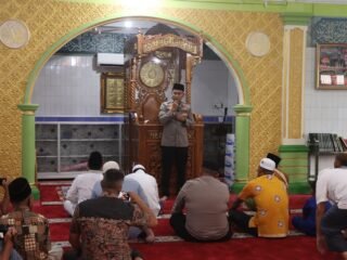 Tebarkan Kebaikan Di Waktu Subuh, Polsek Tapung Hilir Gelar 'Sedekah Subuh' dan Salurkan Mushaf Al-Qur'an Ke Masjid Raya Kota Bangun