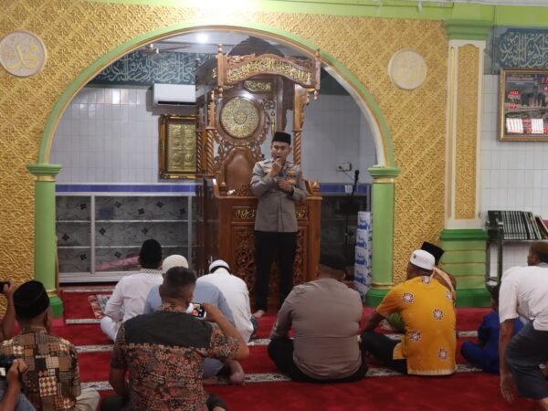 Tebarkan Kebaikan Di Waktu Subuh, Polsek Tapung Hilir Gelar 'Sedekah Subuh' dan Salurkan Mushaf Al-Qur'an Ke Masjid Raya Kota Bangun